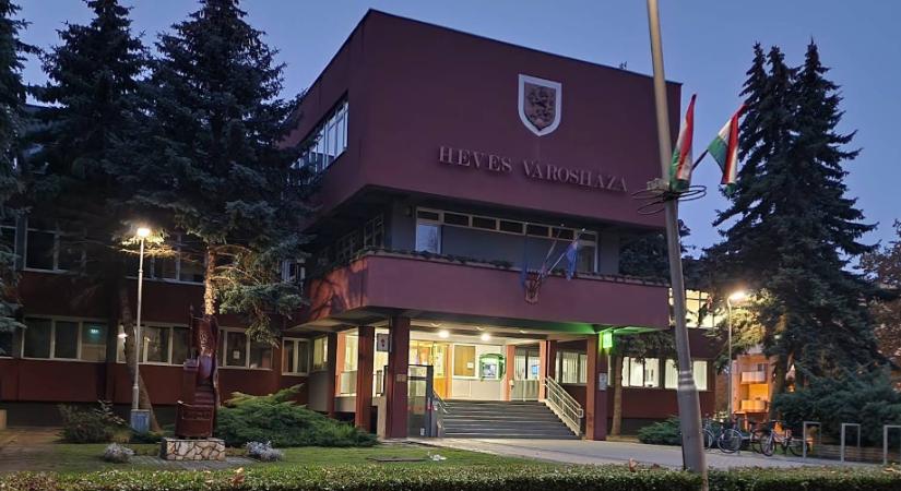 Nem ment át a vitatott előterjesztés Hevesen, elmaradt a minősített többség