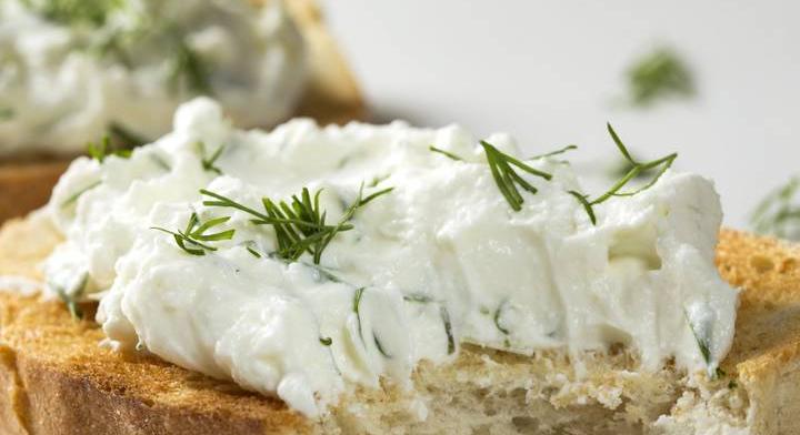 5 perces, joghurtos fetakrém: fűszeres, egyszerű mártogatós