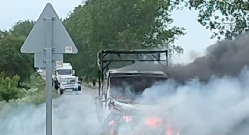 Brutális videó a tegnapi osztopáni balesetről - fáklyaként lángolt a kisteherautó