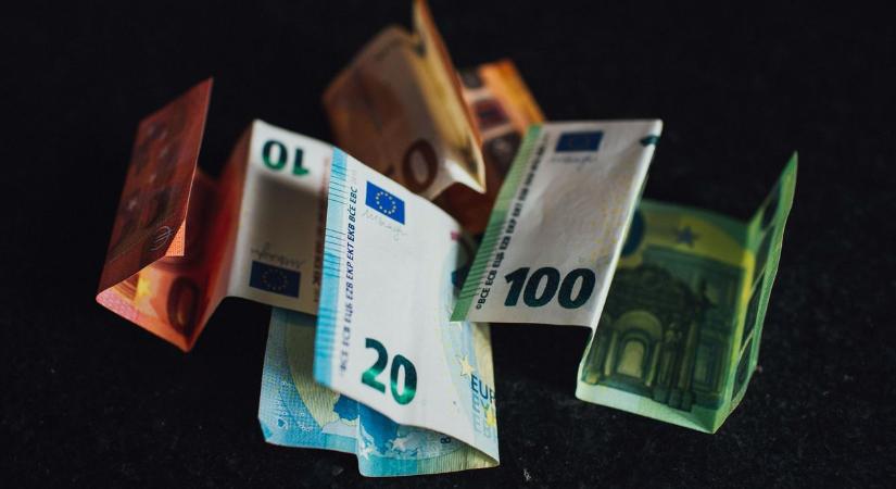 Négyéves csúcson a forint, benézett 360 alá az árfolyam