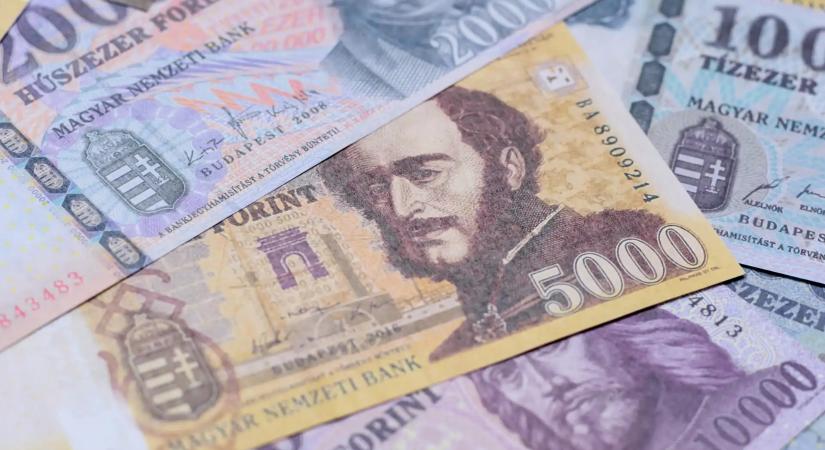 360 alatt az euró: A kormányváltás és az euróbevezetés ígérete fűti a forintot