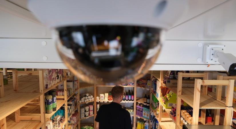 Csődöt mondott az arcfelismerő rendszer: két lopást akartak ártatlanul Ilona nyakába varrni