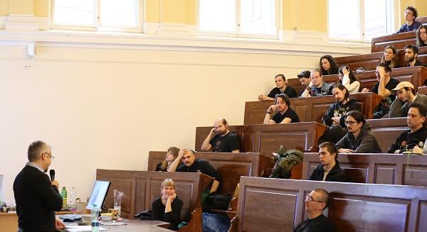Interdiszciplináris Metálkerekasztal vasárnap a Három Hollóban