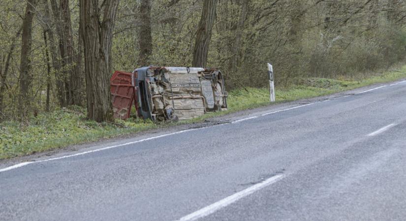 Elszállították az autóroncsot a berzencei út széléről