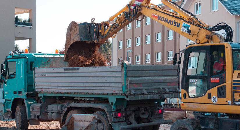Tóba hajtottak a lopott munkagéppel Mezőkövesden