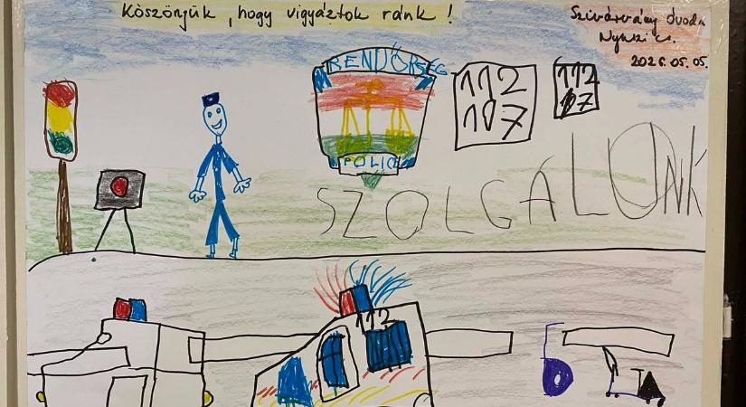 Rendőrautóba ülhettek az óvodások – ilyen élményben ritkán van részük!