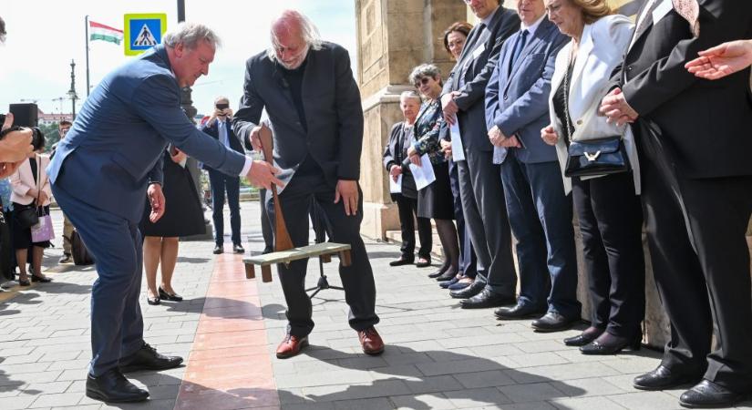 Emlékkövet kapott az MTA előtt Krasznahorkai László Sátántangója, hosszan ünnepelték az írót