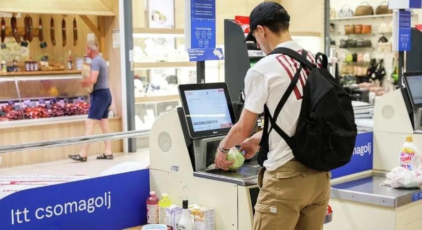 Az egri Tescóban kapták lopáson a polgármestert: sárgarépa kódját ragasztotta a Legóra