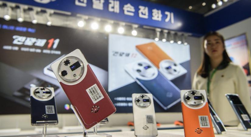 Észak-Korea bemutatta az új, állítólag saját gyártású okostelefonjait