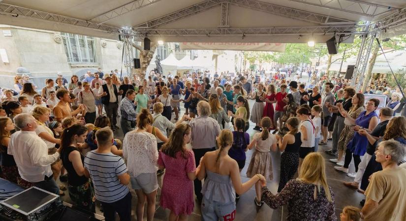 Tánctanítás, viseletbemutató, koncert és kézművesség is várja az érdeklődőket a Táncház Napján