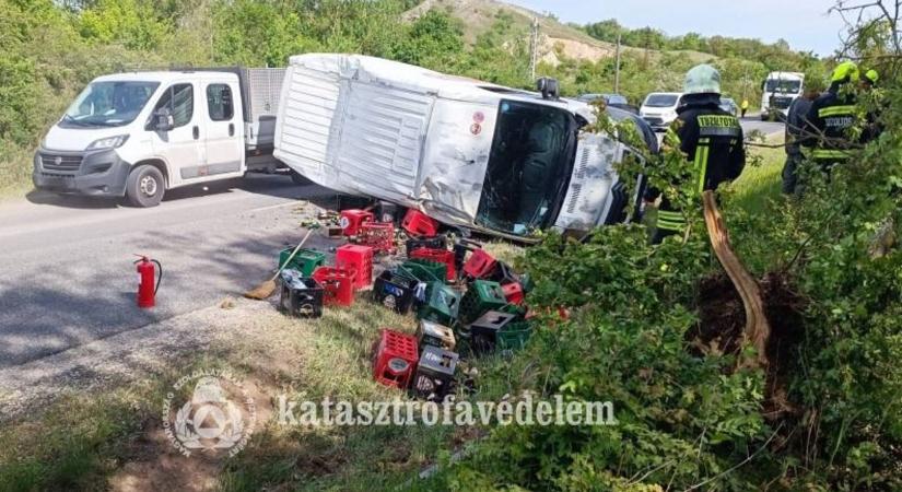 Bizarr baleset: Sörben úszott az úttest Fejérben - fotók