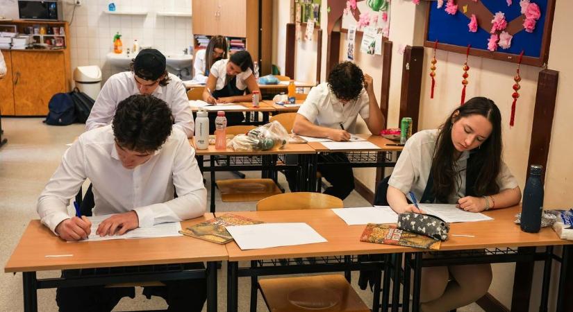 Így zajlik a történelem érettségi az egri Pásztorvölgyi gimiben - fotók