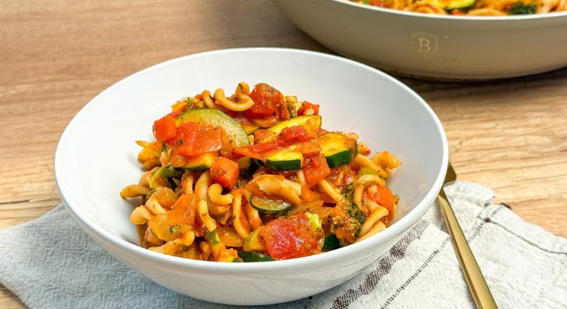 Krémes, paradicsomos-cukkinis tészta recept: hétköznapi vegán komfortétel