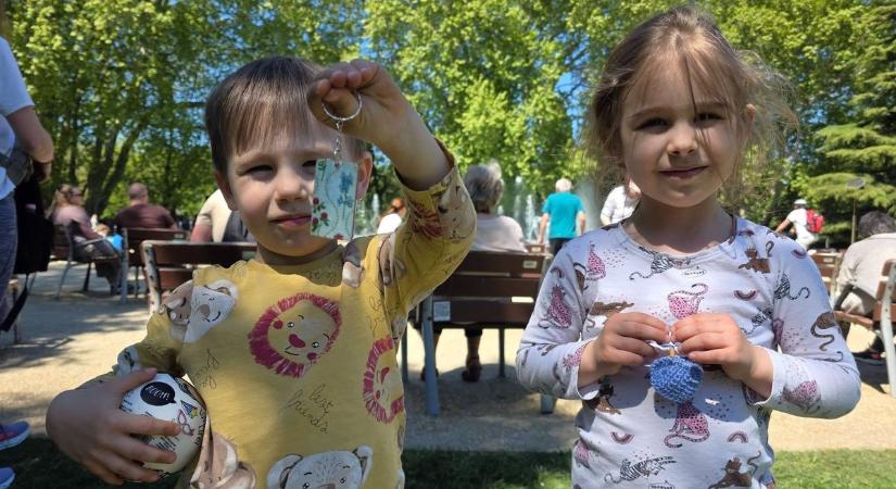 Ott hagyják a mosolyt a padokon: ezeken a somogyi településeken találsz legnagyobb eséllyel kisebb-nagyobb ajándékot