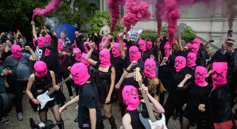 A Pussy Riot tüntetett az orosz pavilonnál a Biennálén