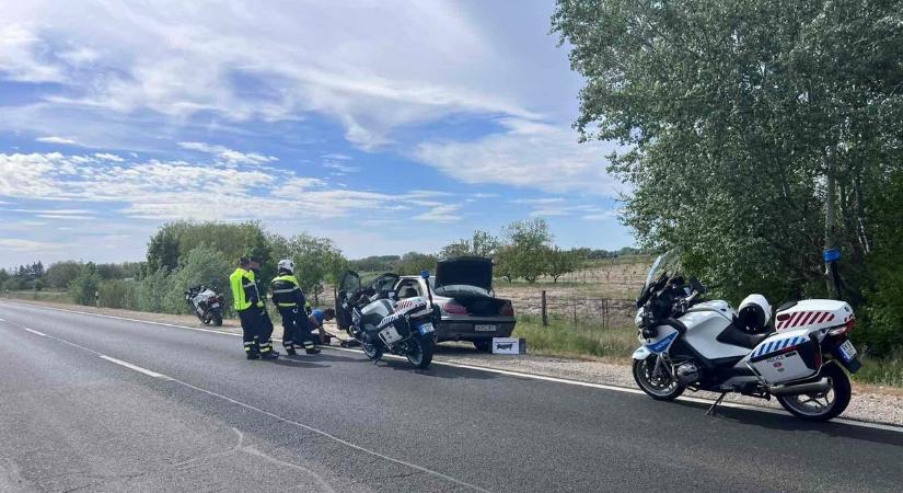 Menet közben szakadt ki egy autó kereke, rendőrök rohantak segíteni