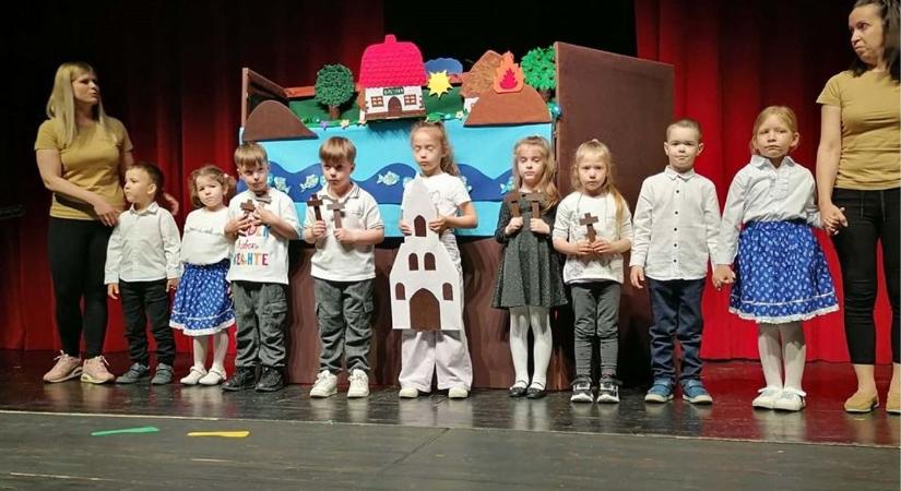 Kis bábosok nagy sikere, mindszenti gyerekek varázsoltak Debrecenben