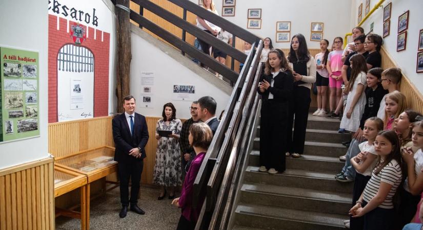 Az elsődleges cél az, hogy a diákok büszkék legyenek iskolájuk névadójára