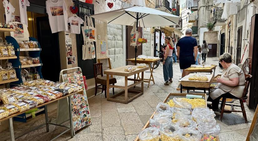 Bari tésztautcája: ahol a város lelke apró „fülekben” szárad az utcán