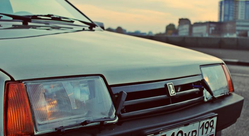 Ezért volt kis törlőlapát a régi Volvók, Ladák lámpáján