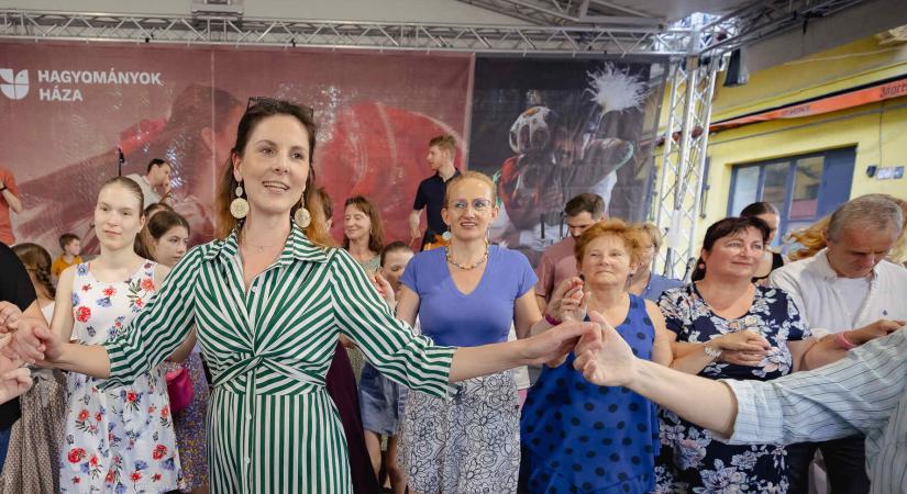 Így mulat a magyar: utcára megy a táncház