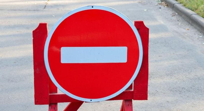 Útlezárás lesz, a buszokat is elterelik Győrben a Zrínyi utcában
