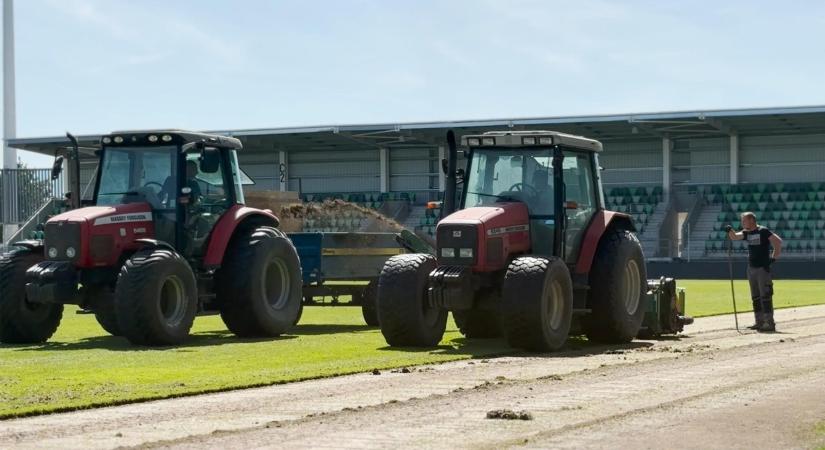 Traktorok lepték el a Paks pályáját, a klub bejelentést tett