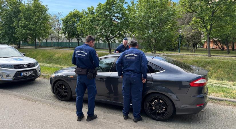 Eszméletlen, autóba zárt férfit találtak a zuglói patakparton - anyósülésen hevert