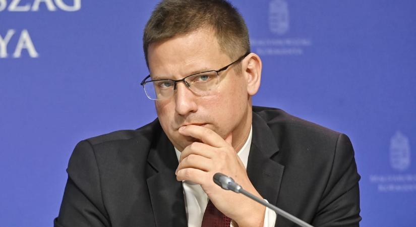 Révész Máriusz szólt Gulyás Gergelynek, hogy Balásyék túláraznak, de a miniszter csak hümmögött