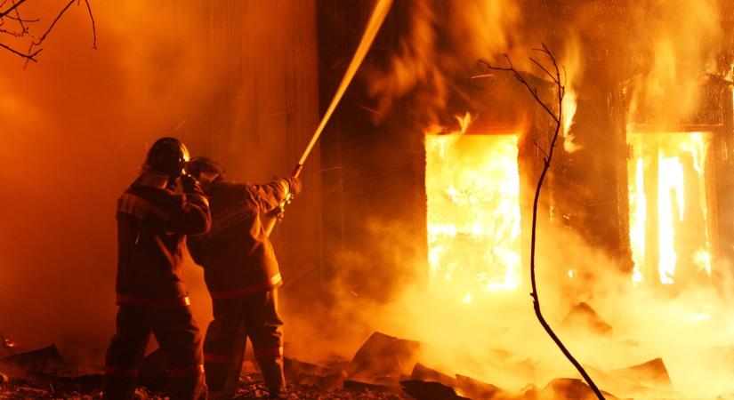 Lángok csaptak fel a zsindelytetőn: kis híján tragédia történt Kulcson
