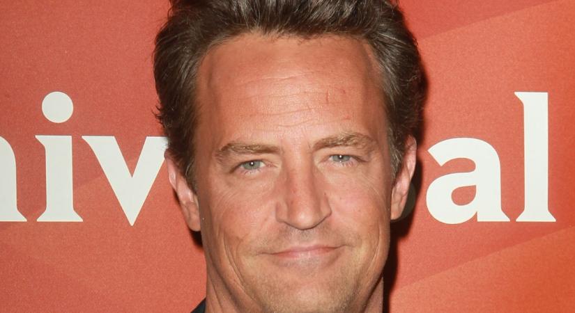 Elárverezik Matthew Perry hagyatékát: Jóbarátok-ereklyékre és eredeti Banksyre is lehet licitálni, mutatjuk az árakat