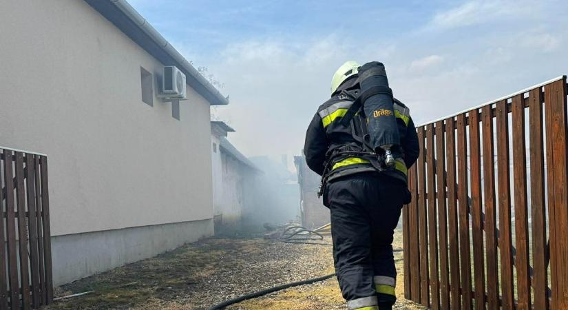 Teljes terjedelmében ég egy műhely Hajdú-Biharban – fotóval