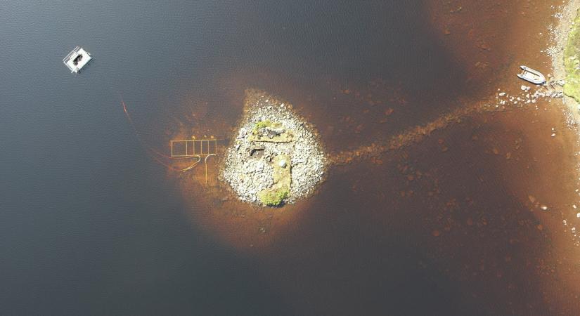 A Stonehenge-nél is ősibb mesterséges sziget került elő egy skóciai tóból