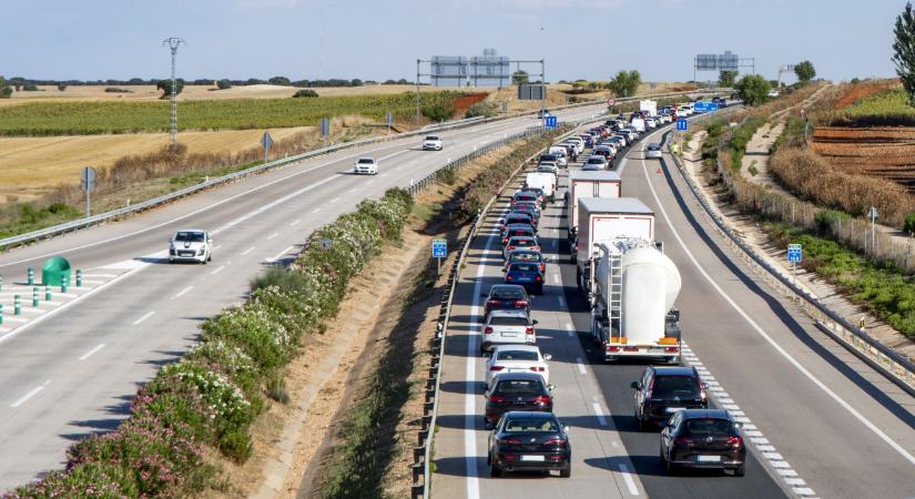 Nagy baleset és pályazár az M7-esen Budapest felé, a szemközti útpálya is érintett