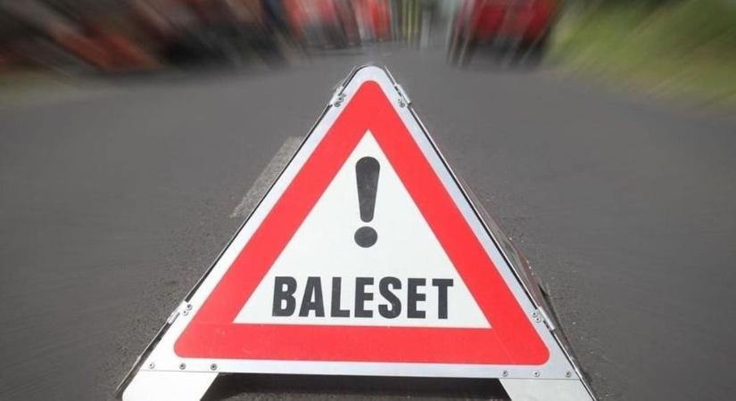 Súlyos baleset a zalai megyehatárnál, beterítette az autópályát a kamion rakománya