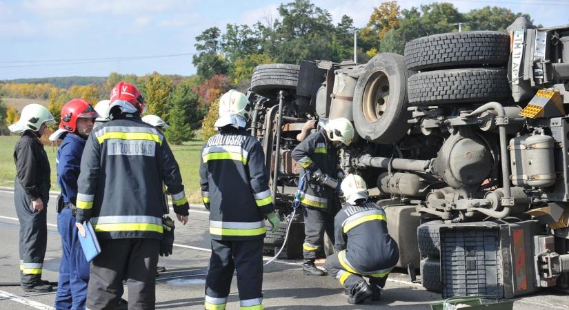Nagy a baj, lezárták az autópályát: felborult egy kamion, kavics terítette be az M7-est