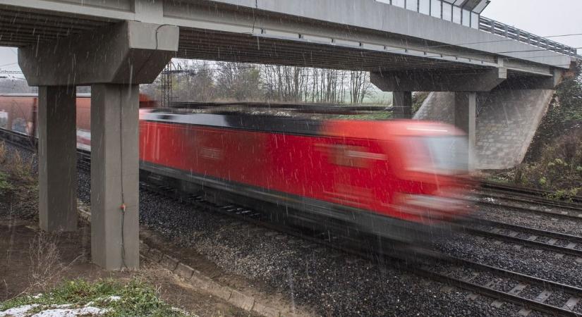 Kigyulladt egy zajvédő fal, hosszabb menetidővel kell számolni a győri fővonalon