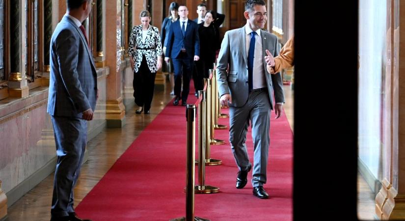 A Mi Hazánk kifogásolja, hogy az Országgyűlés alakuló ülésén a cigány himnusz és a Tavaszi szél is elhangzik majd
