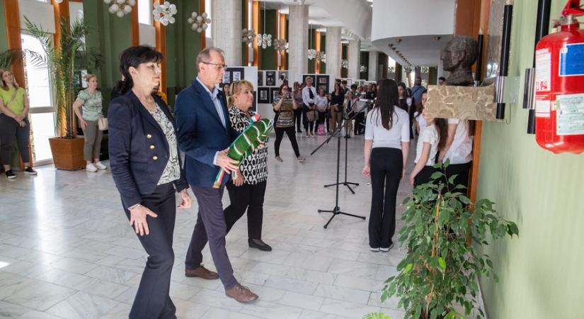 Koszorúzás és diákprogramok Hevesi Sándor tiszteletére