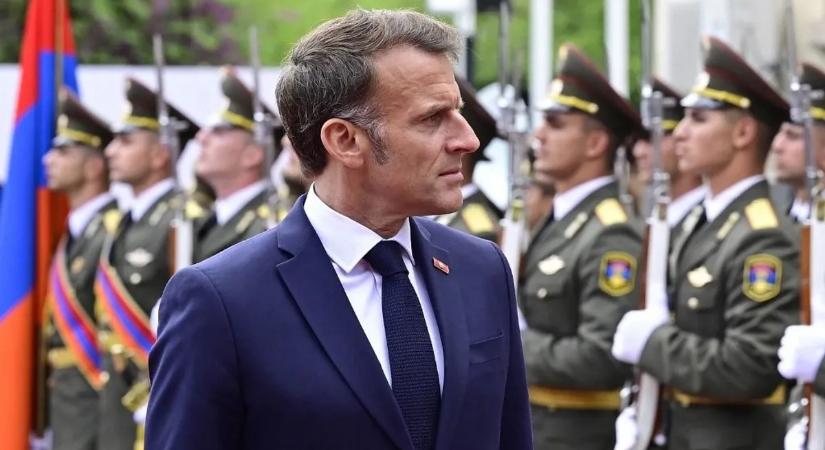 Emmanuel Macron zenés show-t csinált a hivatalos látogatásból – videó