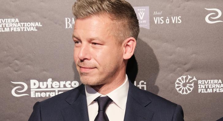Kisfia is csatlakozott Magyar Péterhez a vörös szőnyegen, így pózoltak együtt az olasz filmfesztiválon