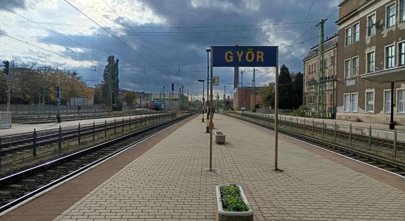 Kigyulladt a zajvédő fal, hosszabb a menetidő a győri vasúti fővonalon