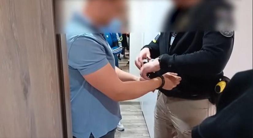 Pénzt ajánlott a választáson szavazatokért Dunaújvárosban egy férfi, akit elfogtak – videóval