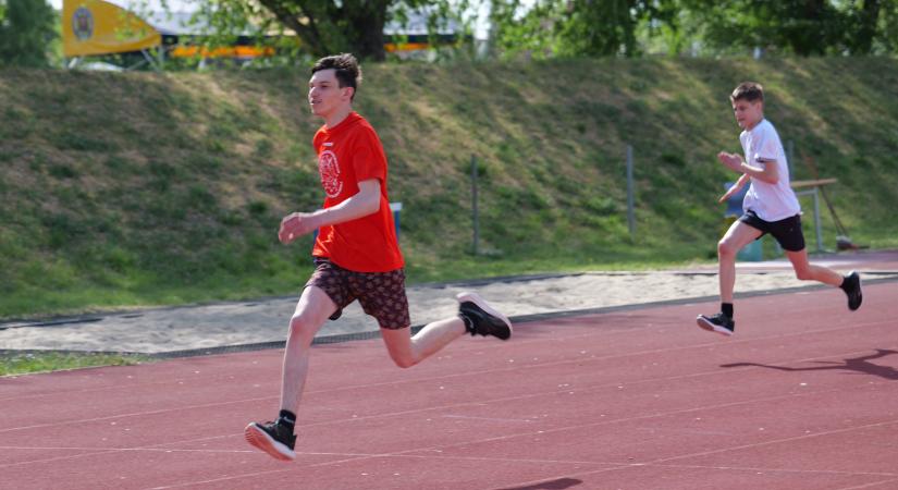 Száz, tanulásban akadályozott gyerek vett részt a megyei atlétikai diákolimpián