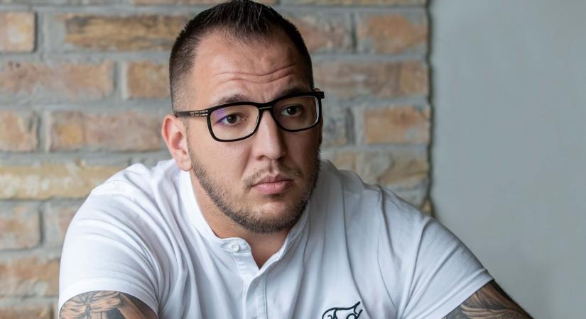Óriási fordulat Curtis bátyja gyilkossági ügyében: a rapper könnyeivel küszködött