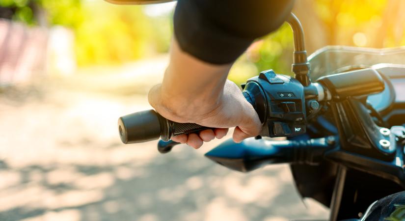 Így csapódott a falnak az ittasan, sisak és jogosítvány nélkül száguldozó motoros: a rendőrök hamar elfogták – videó