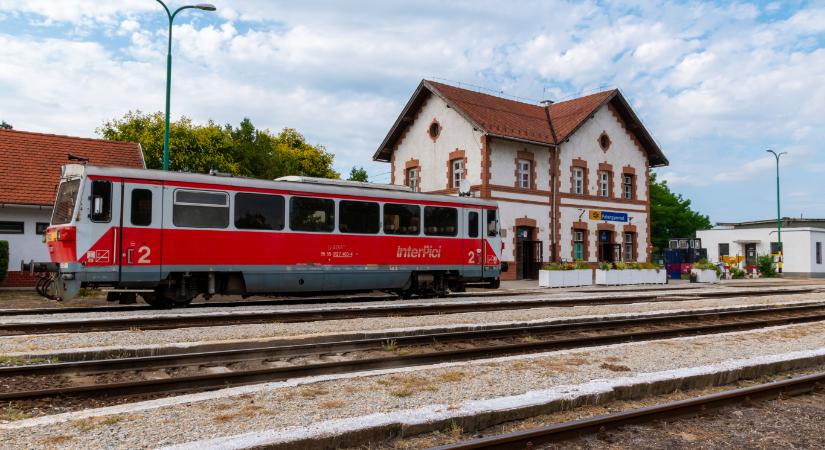 Kigyulladt egy mérővonat, Cegléd és Abony között áll a vasút