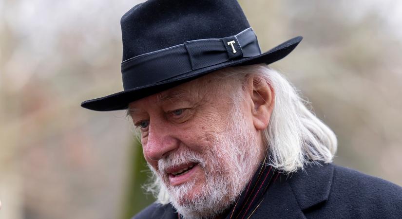 "A Nobel-díj óta nem volt részem ilyen megtiszteltetésben" – kitüntették Krasznahorkait, megmutatta nekünk a díjat