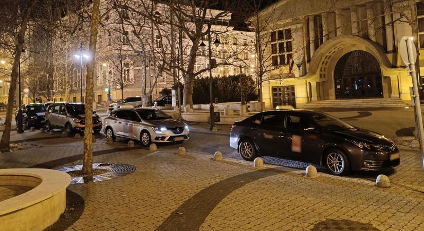 Megszólalt az önkormányzat a Noszlopy utcai parkolásról: nyitottak egyeztetni a taxisokkal