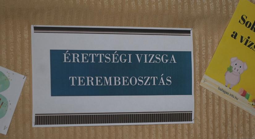 Károly Róbertnek örültek az érettségizők a gimnáziumban